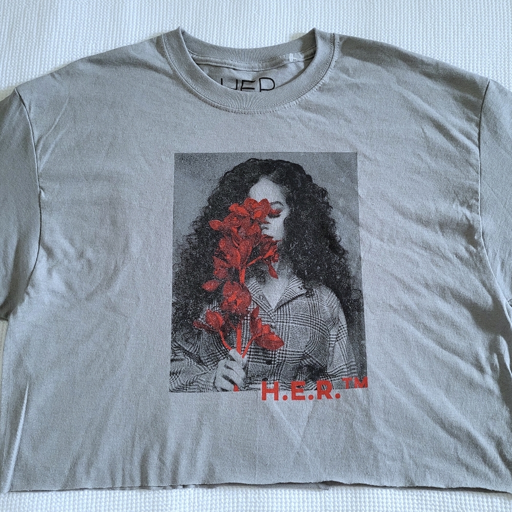 Goodie Two✌ Sleeves H.E.R. (Gabriella Sarmiento Wilson)🎤 Graphic Tee👕 - NWT - Picture 7 of 13